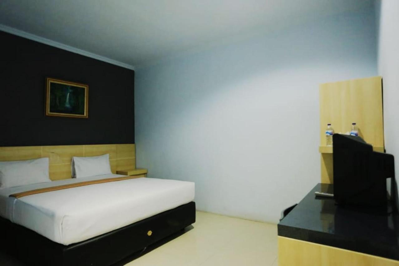 Urbanview Hotel Mulia Indah Palopo Exterior photo