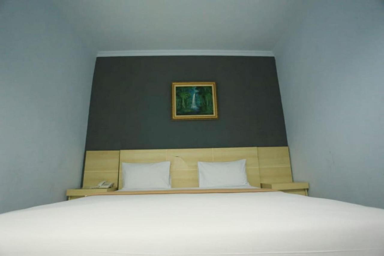 Urbanview Hotel Mulia Indah Palopo Exterior photo