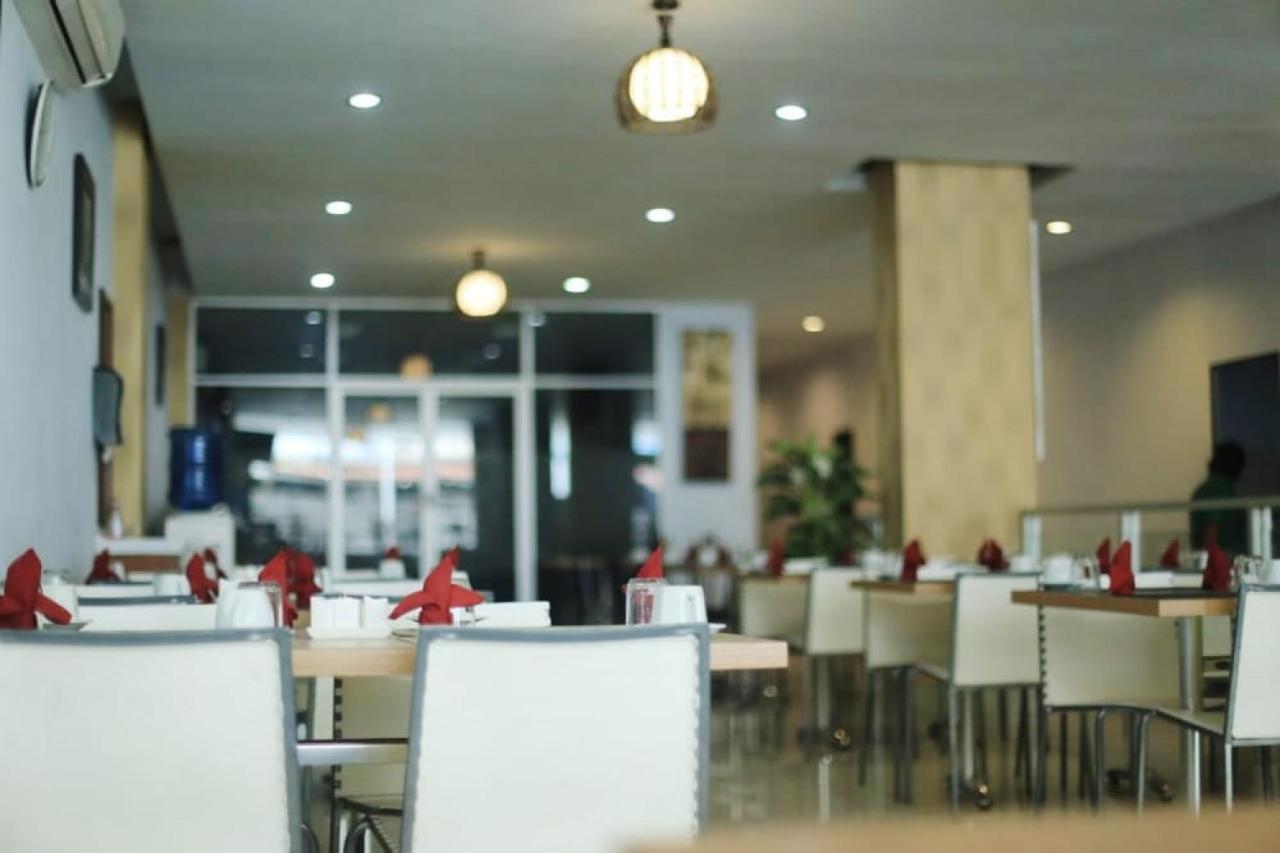Urbanview Hotel Mulia Indah Palopo Exterior photo